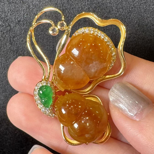 18K紅翡葫蘆蝴蝶造型別針 DB3