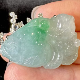 18K金翡翠年年有魚別針 DB3