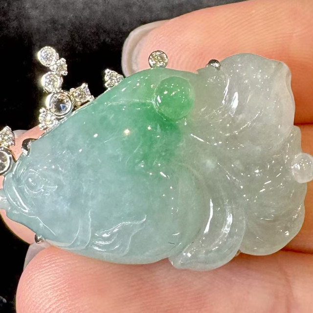 18K金翡翠年年有魚別針 DB3