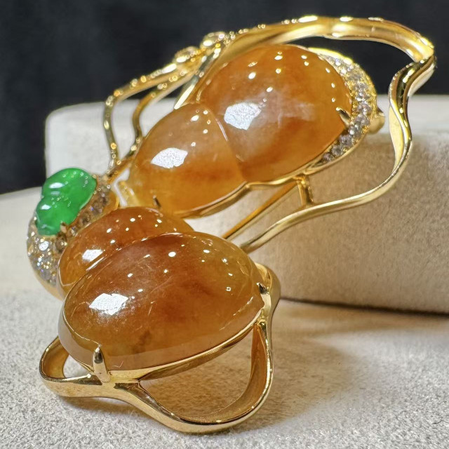 18K紅翡葫蘆蝴蝶造型別針 DB3