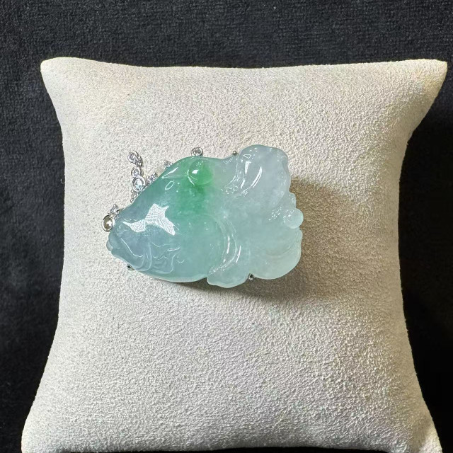 18K金翡翠年年有魚別針 DB3