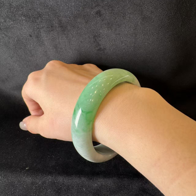 大輪胎白底青翡翠手鐲 DB4