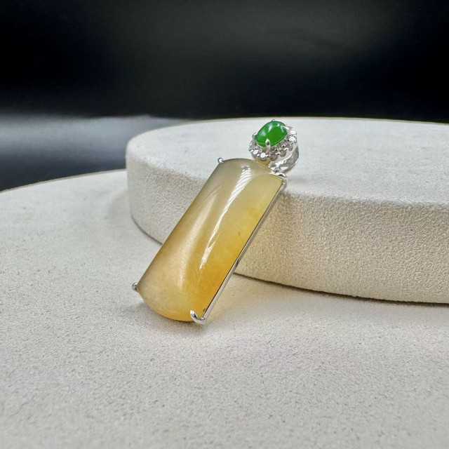 冰種黃翡18k金真鑽無事牌吊墜DB5