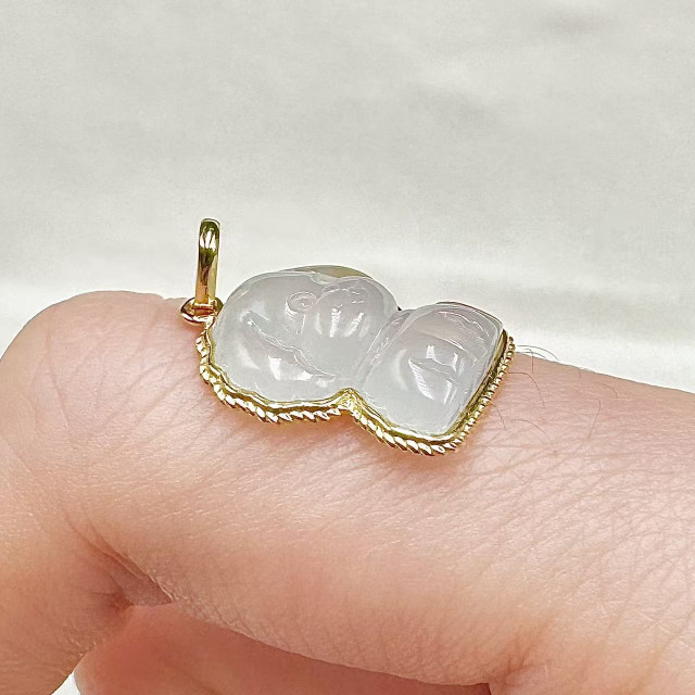 18K金滾珠邊框玻璃種貴賓犬吊墜DB6