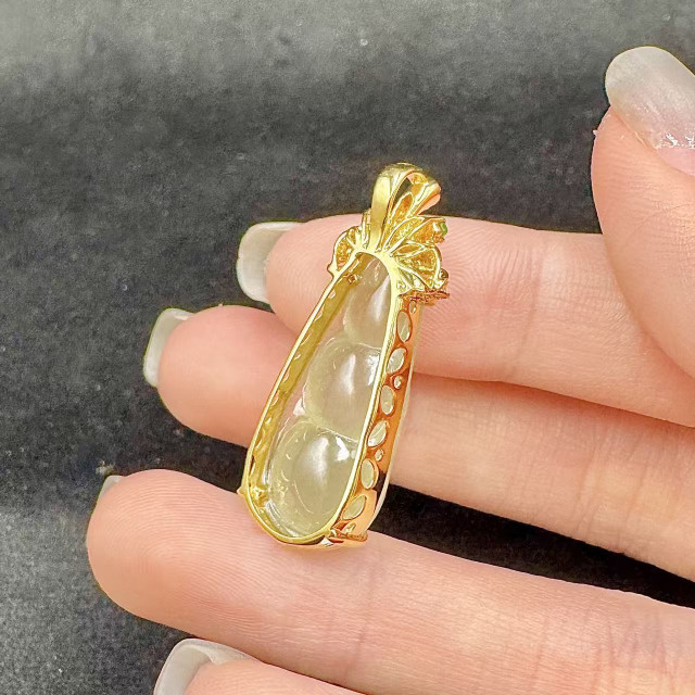 18K金真鑽豆莢翡翠吊墜DB6
