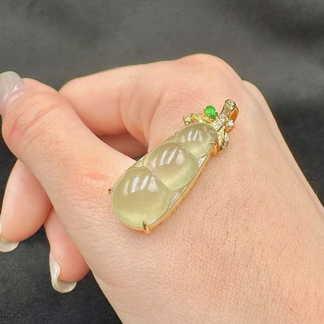 18K金真鑽豆莢翡翠吊墜DB6