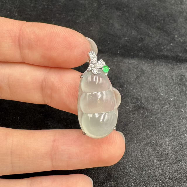 18K金真鑽冰玻種豆莢吊墜FUB1