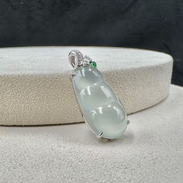 18K金真鑽冰玻種豆莢吊墜FUB1