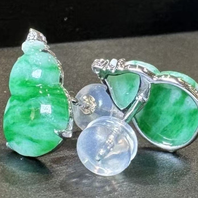 18K金翠綠翡翠葫蘆造型耳環 DB