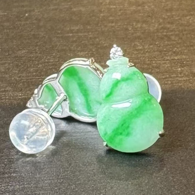 18K金翠綠翡翠葫蘆造型耳環 DB