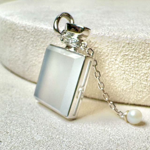 18K真鑽白翡香水瓶造型墜飾 DB2