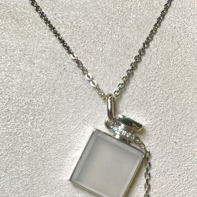 18K真鑽白翡香水瓶造型墜飾 DB2