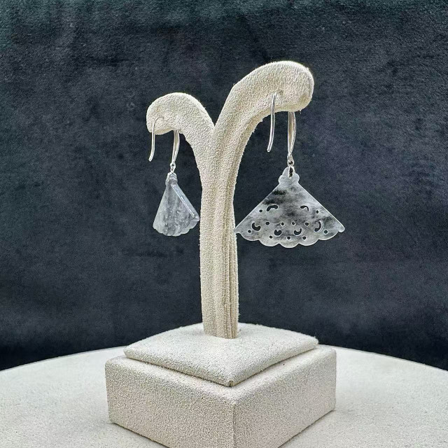 18K冰糯種烏雞鏤雕花耳環M3