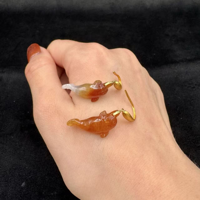 18K金冰糯種紅翡海豚耳環M3