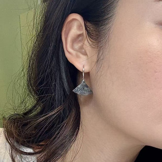 18K冰糯種烏雞鏤雕花耳環M3