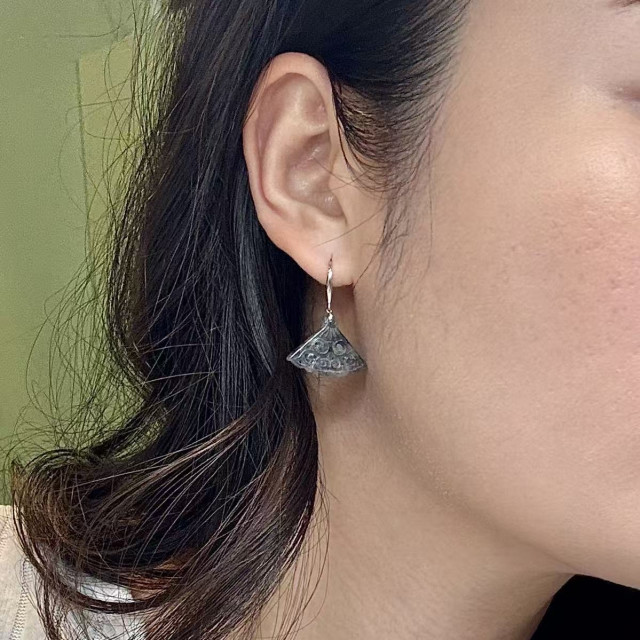 18K冰糯種烏雞鏤雕花耳環M3