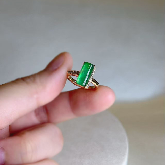 18K真鑽玻璃種翡翠尾戒