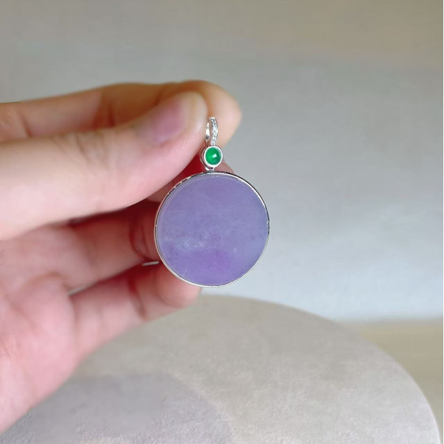 18K真鑽紫羅蘭圓牌