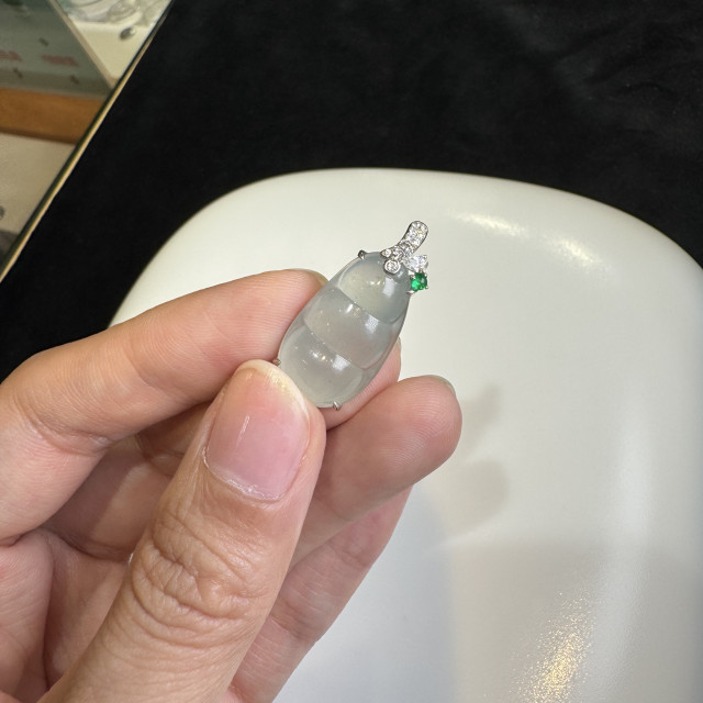 18K真鑽高冰種翡翠豆莢墜飾