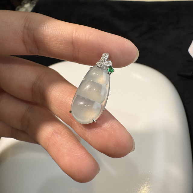 18K真鑽高冰種翡翠豆莢墜飾