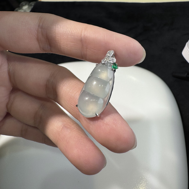 18K真鑽高冰種翡翠豆莢墜飾