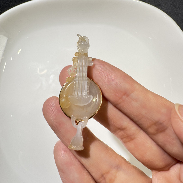 黃翡兩用式琵琶琴胸針/墜飾