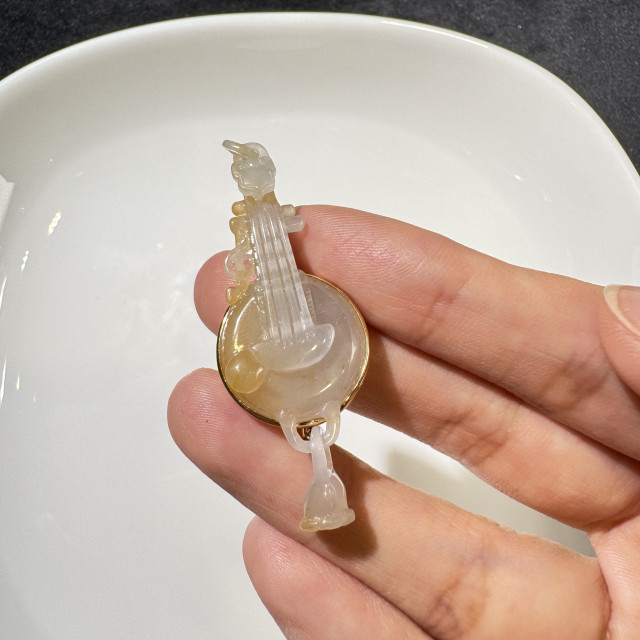 黃翡兩用式琵琶琴胸針/墜飾