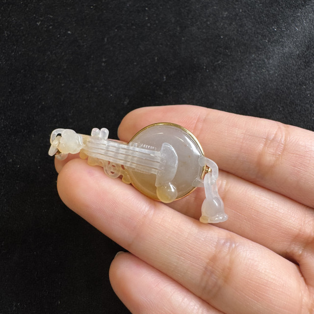 黃翡兩用式琵琶琴胸針/墜飾